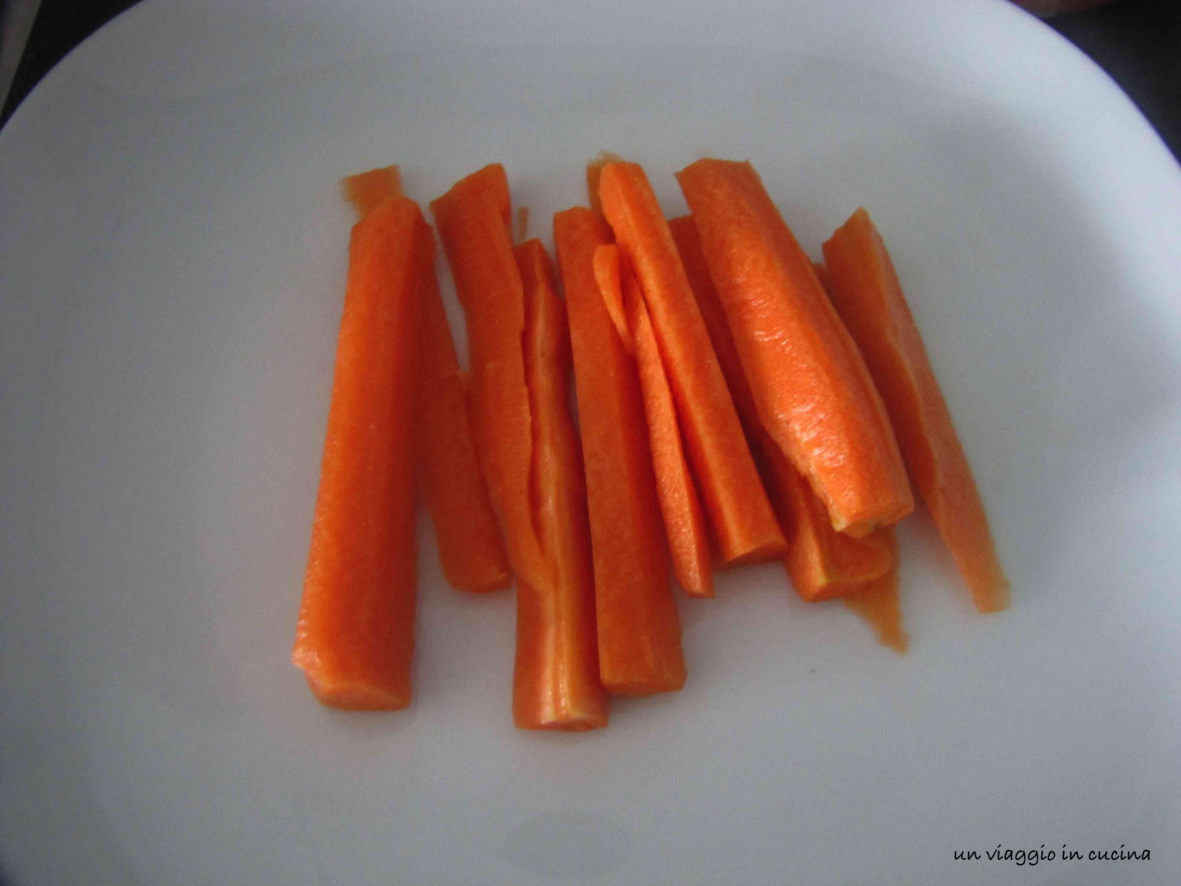 tagliare le carote a bastoncino